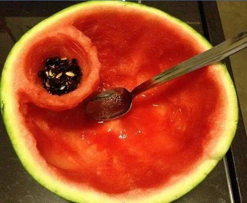 用勺子吃瓜文案,尽享夏日清凉时光